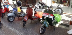 La Guida - Le Vespa italiane e francesi si incontrano sul Colle della Lombarda