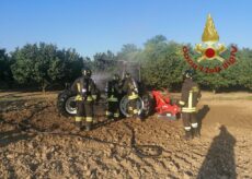 La Guida - Trattore agricolo in fiamme in un campo a Magliano Alfieri