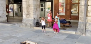 La Guida - Piccoli musicisti Suzuki “invadono” la città (video)