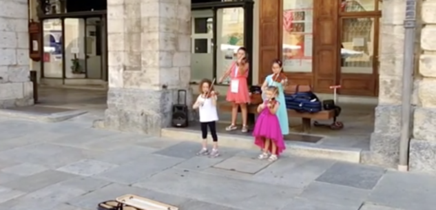 La Guida - Piccoli musicisti Suzuki “invadono” la città (video)