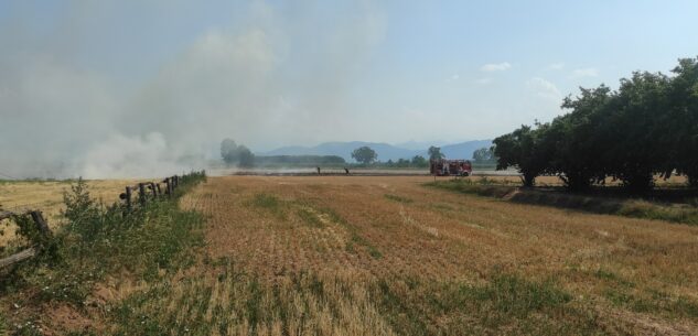 La Guida - Incendio in un campo di Castelletto Busca