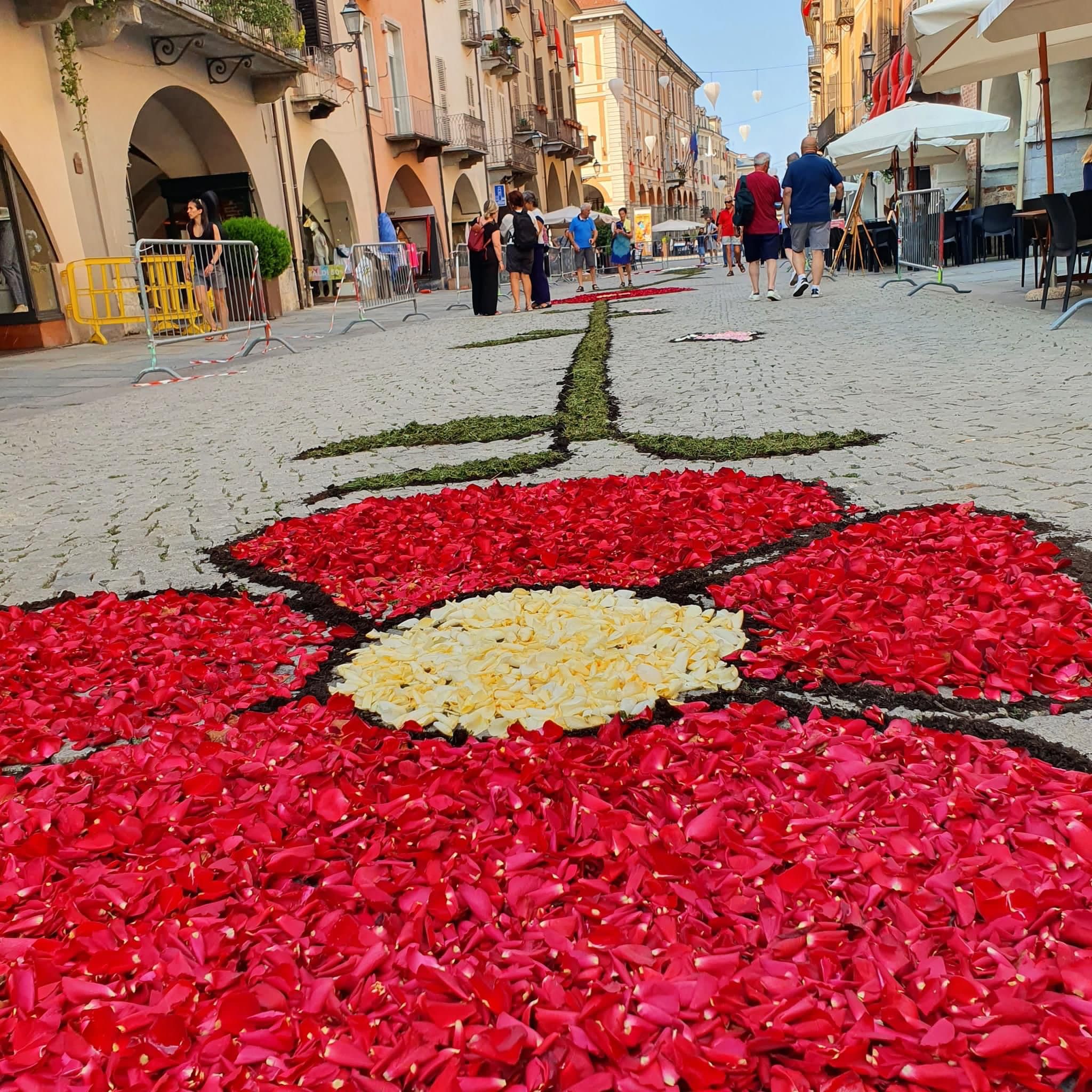 Cuneo in fiore per la Madonna del Carmine e l’Infiorata (foto)