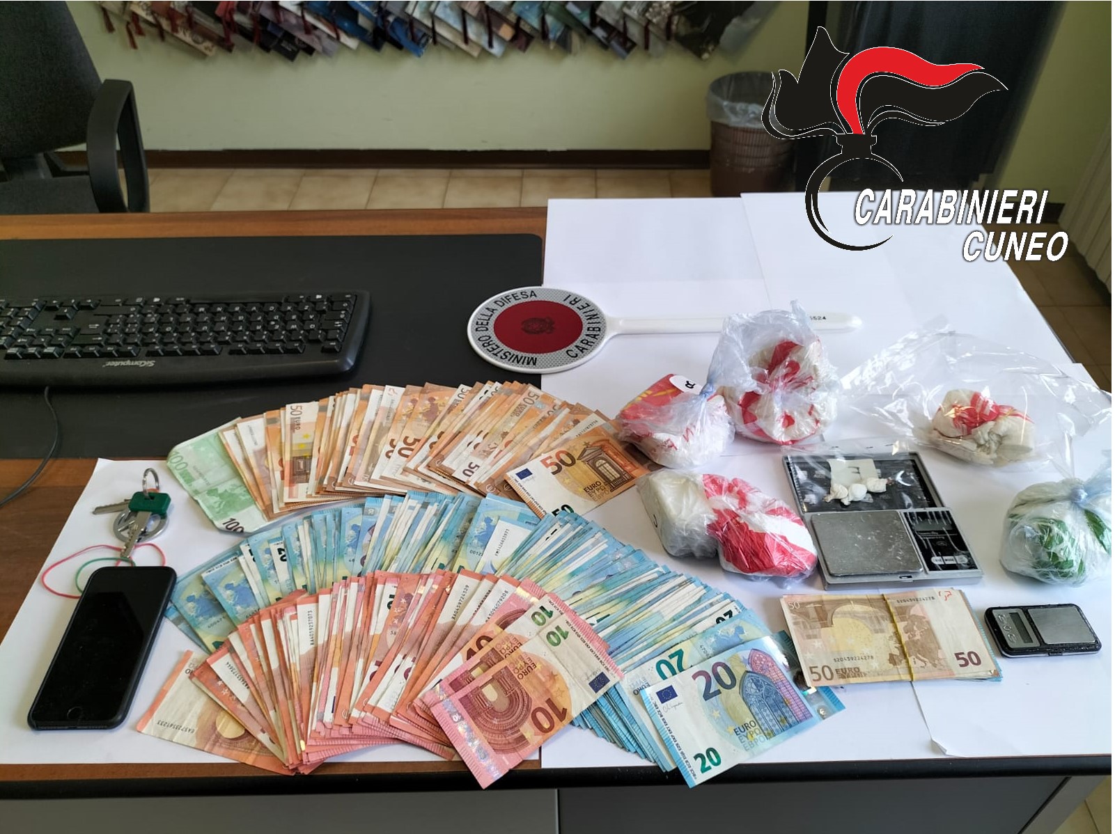 Alba, 1 kg di cocaina e 8 mila euro sequestrati