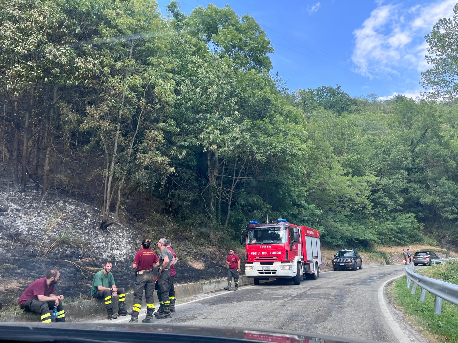 Incendio a Cartignano, un operatore accusa un malore