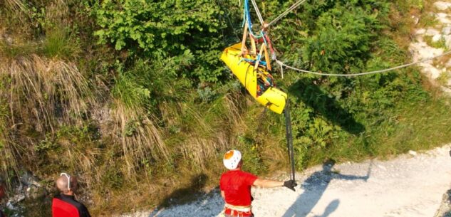 La Guida - Donata una barella Rolly al Soccorso Alpino di Mondovì