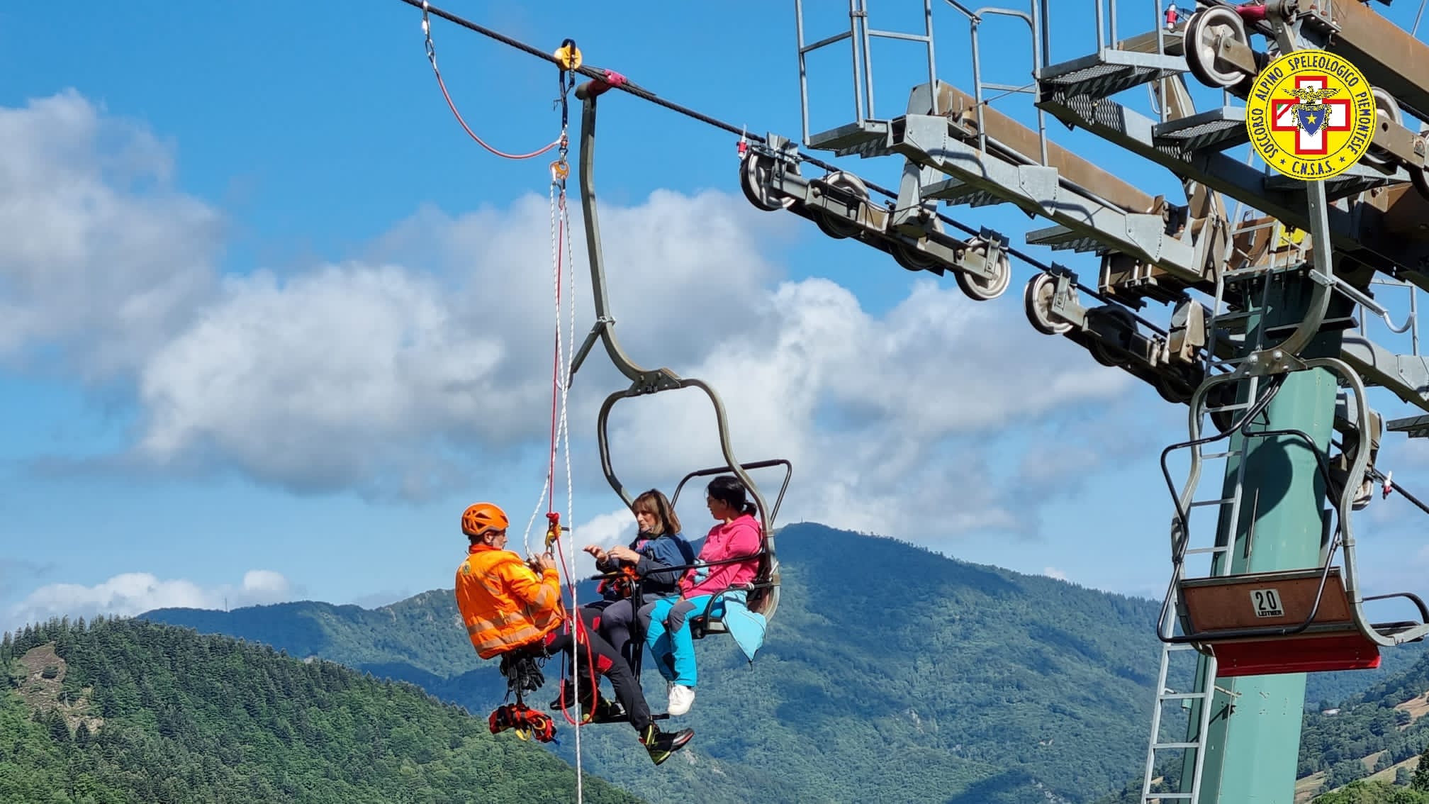 Esercitazione del Soccorso Alpino per la discesa dalla seggiovia