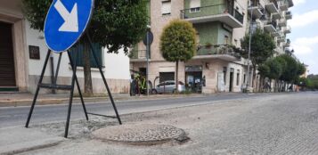 La Guida - Tombini sporgono dal manto stradale sul Lungo Gesso