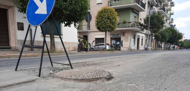 La Guida - Tombini sporgono dal manto stradale sul Lungo Gesso