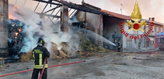 La Guida - Fienile in fiamme a Saluzzo, intervento dei Vigili del fuoco