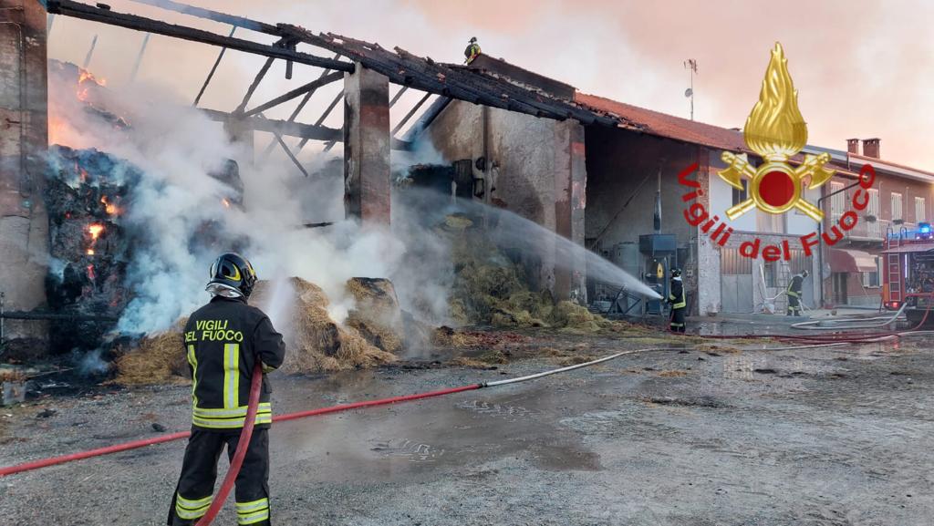 Fienile in fiamme a Saluzzo, intervento dei Vigili del fuoco