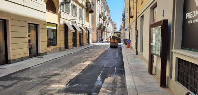 La Guida - Lavori di asfaltatura in via Barbaroux a Cuneo