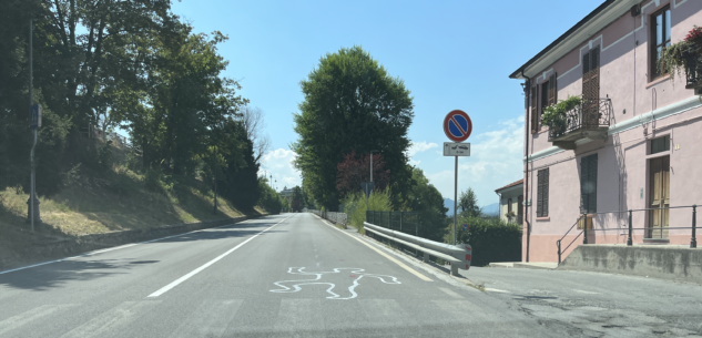 La Guida - Cuneo, una sagoma a terra presso un attraversamento pedonale