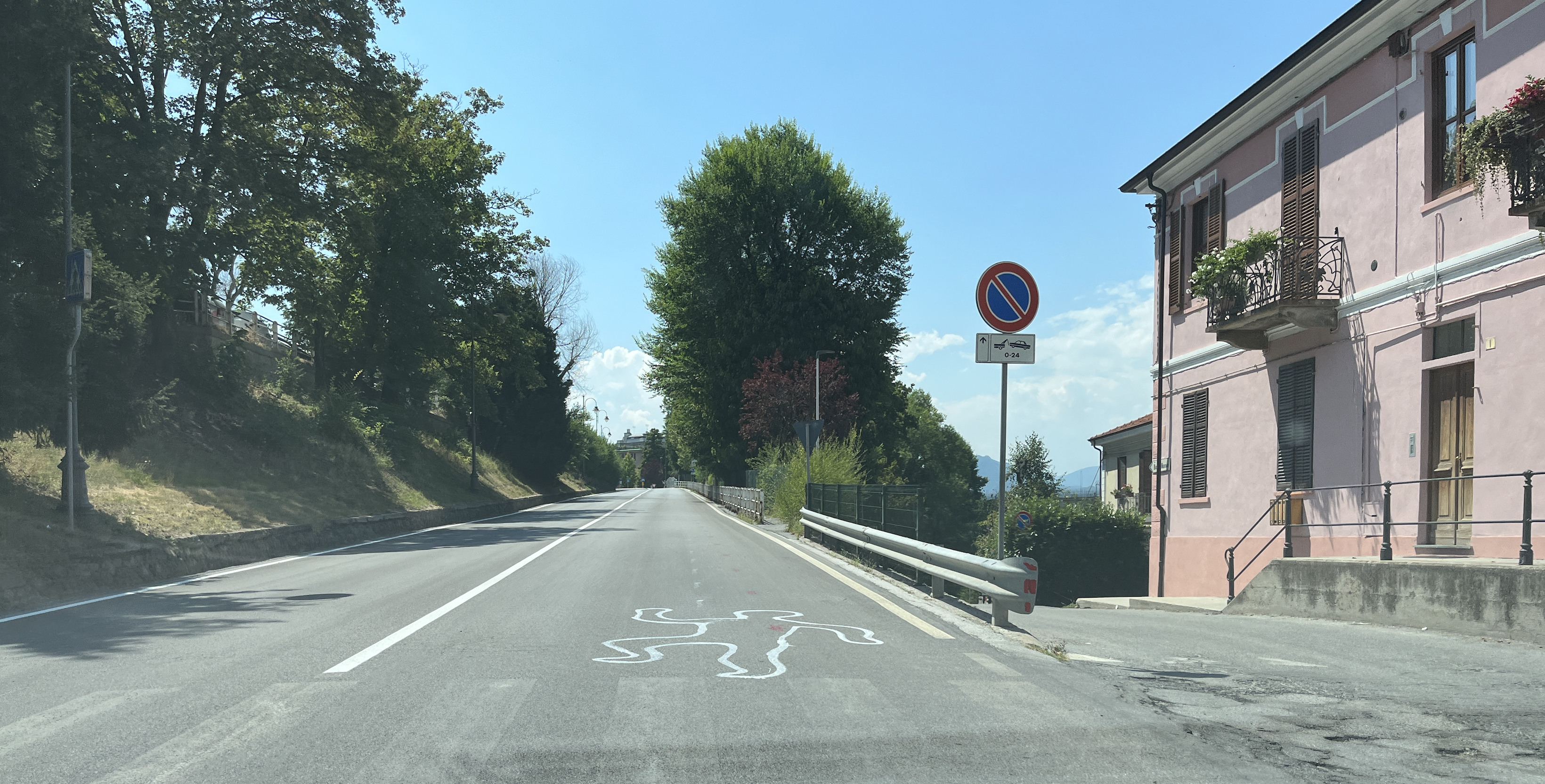 Cuneo, una sagoma a terra presso un attraversamento pedonale