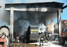La Guida - In corso le operazioni per spegnere l’incendio del fienile a Cervasca