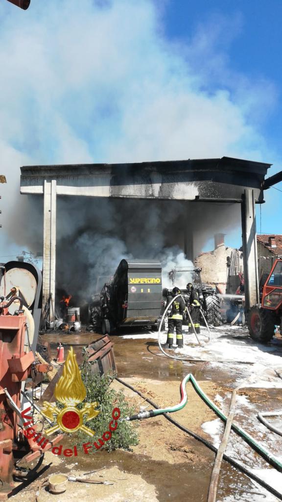 In corso le operazioni per spegnere l’incendio del fienile a Cervasca