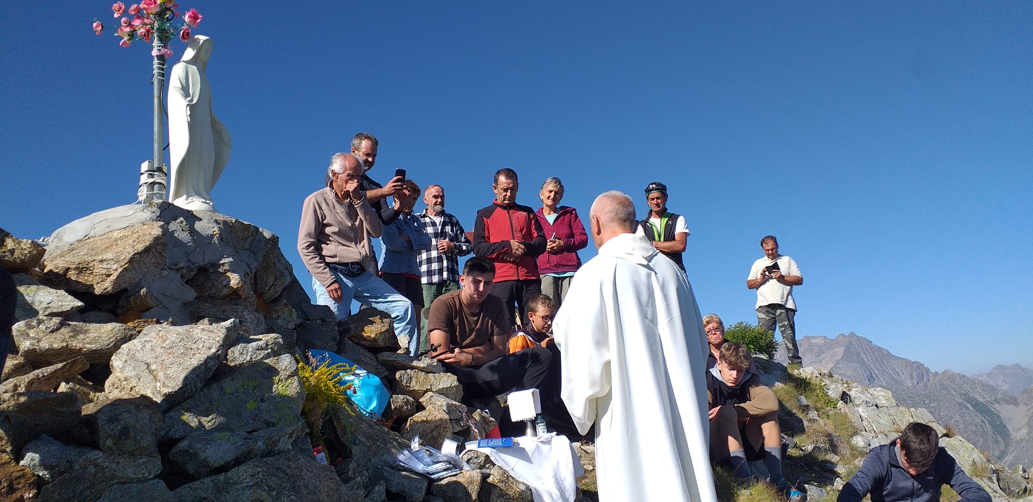 La salita al colle dell’Ariunda per l’omaggio alla Madonna