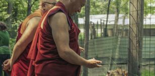 La Guida - Monaci buddisti visitano il canile di San Michele Mondovì