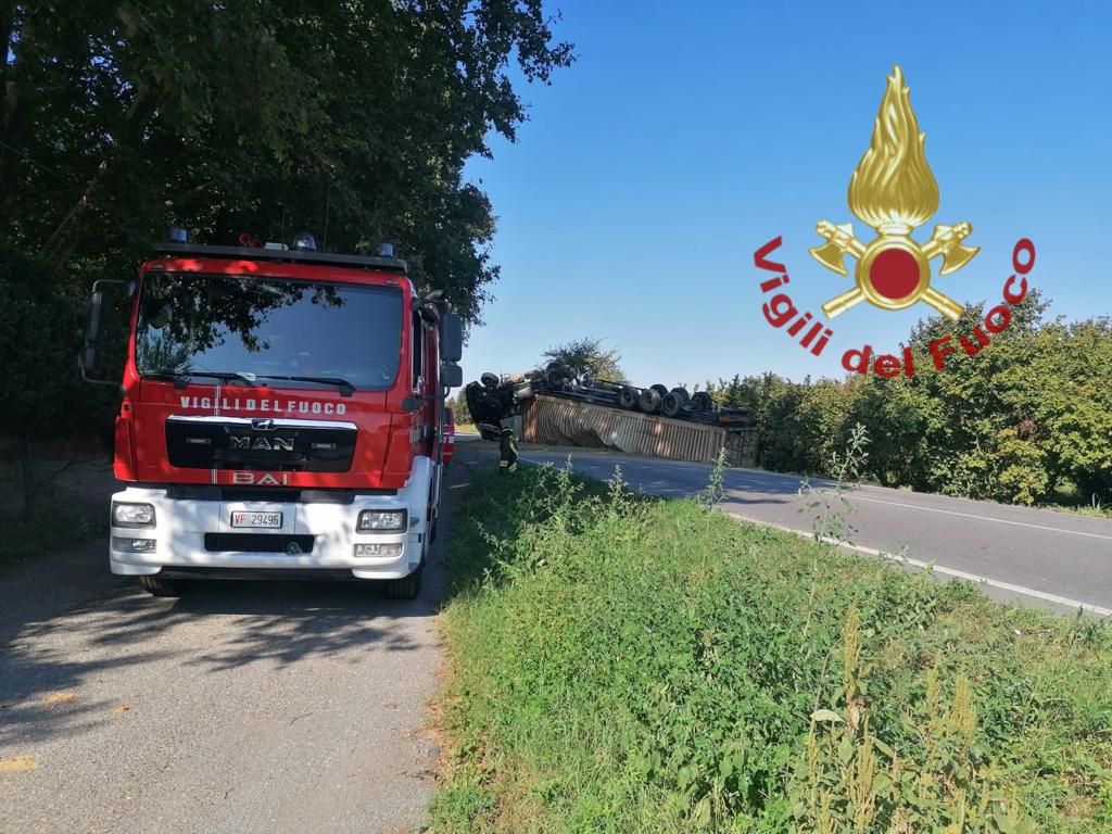 Pollenzo, camion ribaltato lungo la SP7