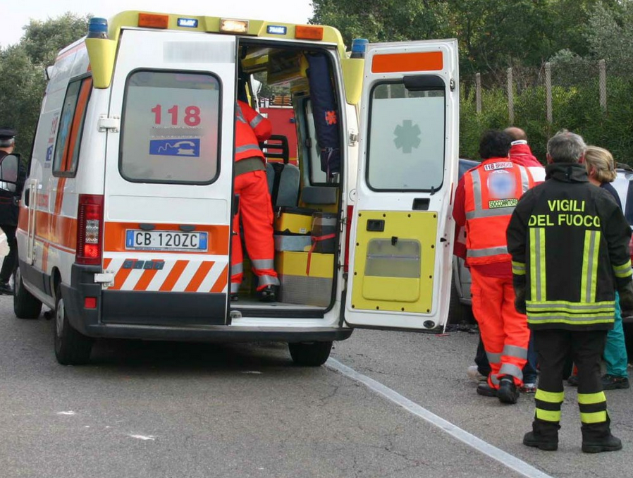 Motociclista si schianta contro un camion a Centallo, deceduto