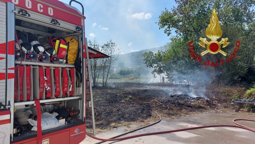 Incendio in un campo di Costigliole Saluzzo