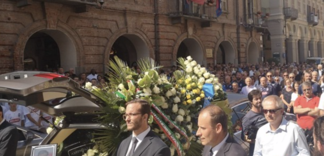 La Guida - Fossano, centinaia di persone ai funerali di Alberto Balocco