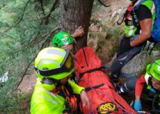 La Guida - Cercatore di funghi cade da un pendio fratturandosi la caviglia