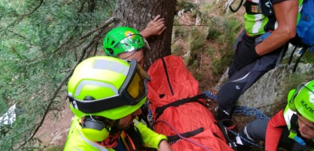 La Guida - Cercatore di funghi cade da un pendio fratturandosi la caviglia