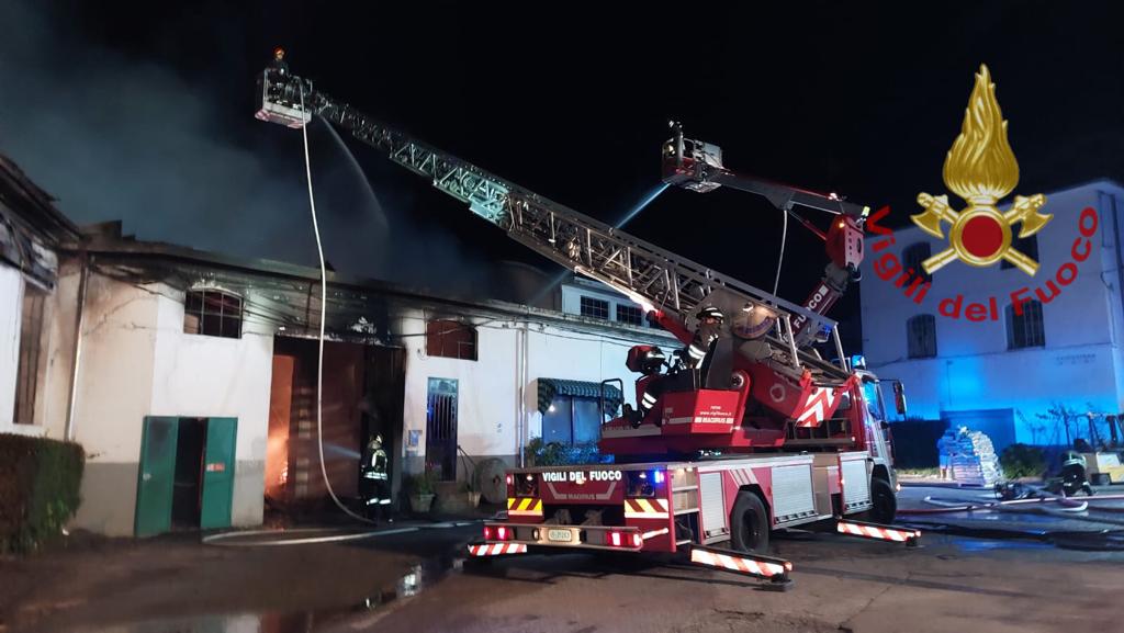 Incendio all’ex cartiera di Beinette, 170 famiglie senza luce