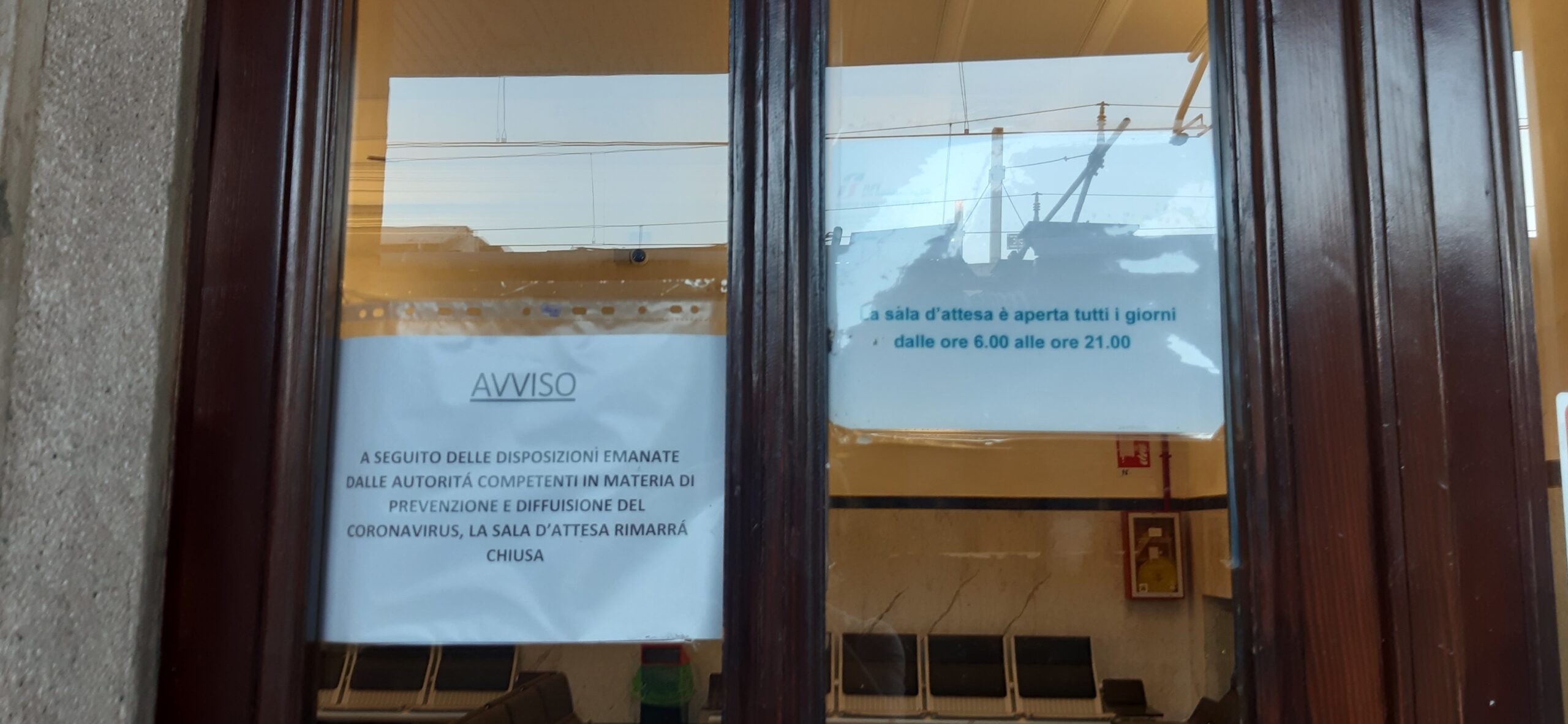 La sala d’aspetto è sempre chiusa ma almeno le luci sono spente