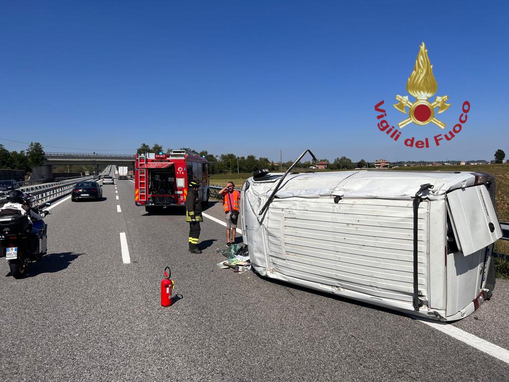 Furgone si ribalta in autostrada a Fossano, nessun ferito