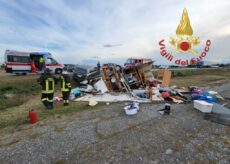 La Guida - Auto con caravan esce di strada