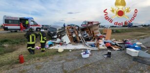 La Guida - Auto con caravan esce di strada