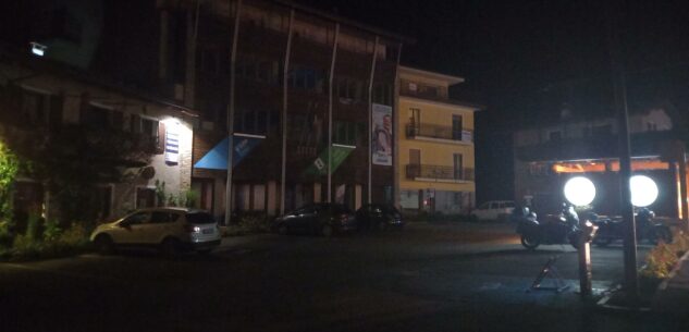 Il centro di Frassino al buio per la seconda sera consecutiva La Guida - Il centro di Frassino al buio per la seconda sera consecutiva