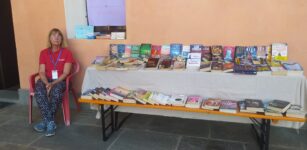 Cervasca, iniziata la fiera del libro con bancarelle per le vie del borgo La Guida - Cervasca, iniziata la fiera del libro con bancarelle per le vie del borgo