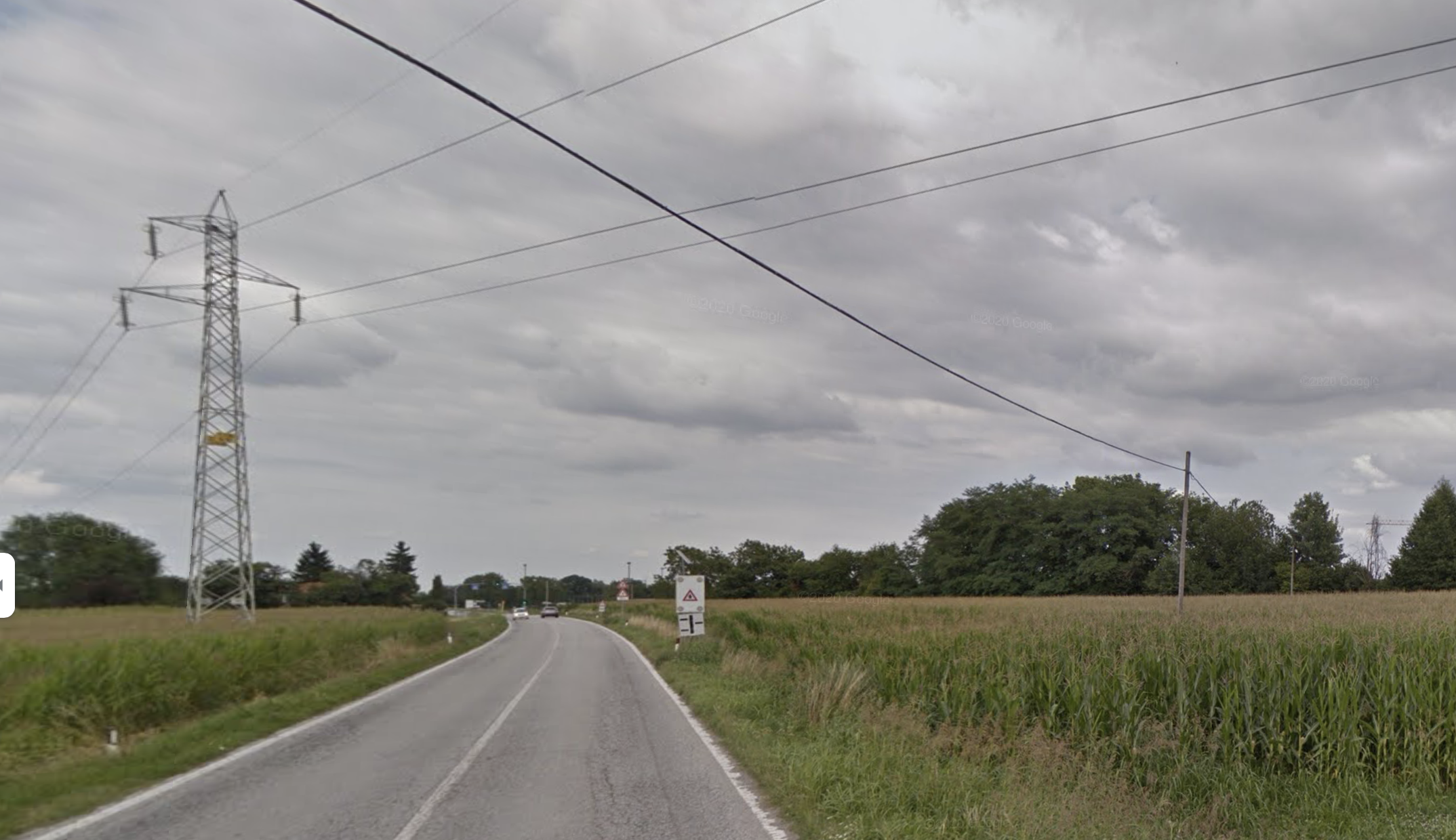 Cavo si stacca dal palo e colpisce un’auto, nessun ferito