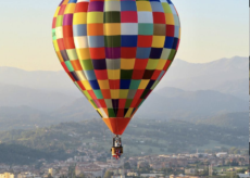 La Guida - Una mongolfiera colora il cielo di Riforano