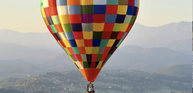 La Guida - Una mongolfiera colora il cielo di Riforano