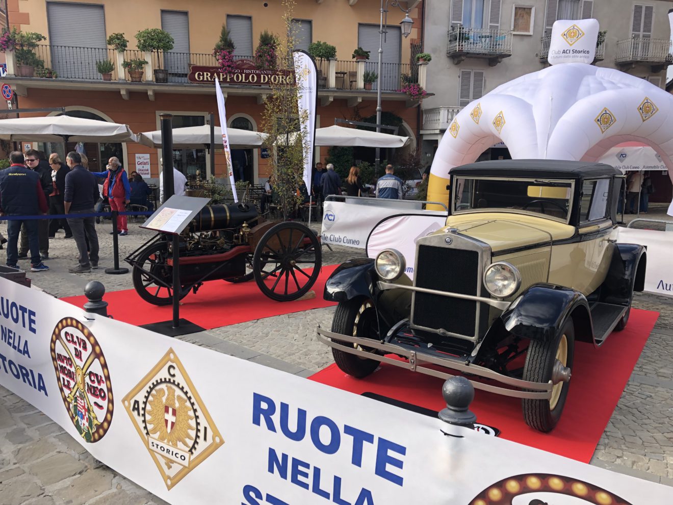 Auto d’epoca a Revello