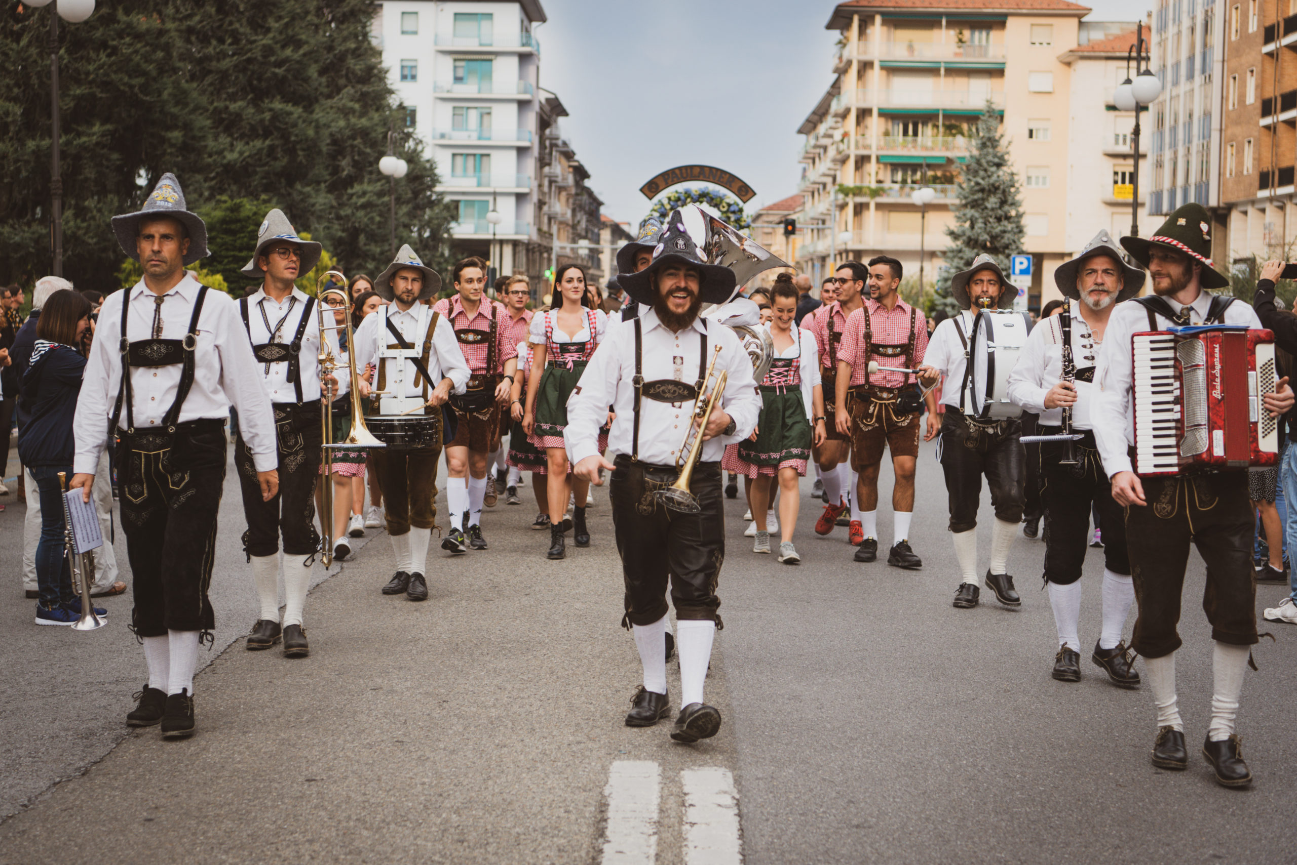 Una grande parata in musica per inaugurare l’Oktoberfest Cuneo