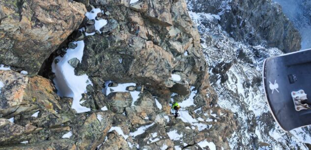 La Guida - Coppia di alpinisti bloccata in cresta sul Monviso, recuperata dal verricello