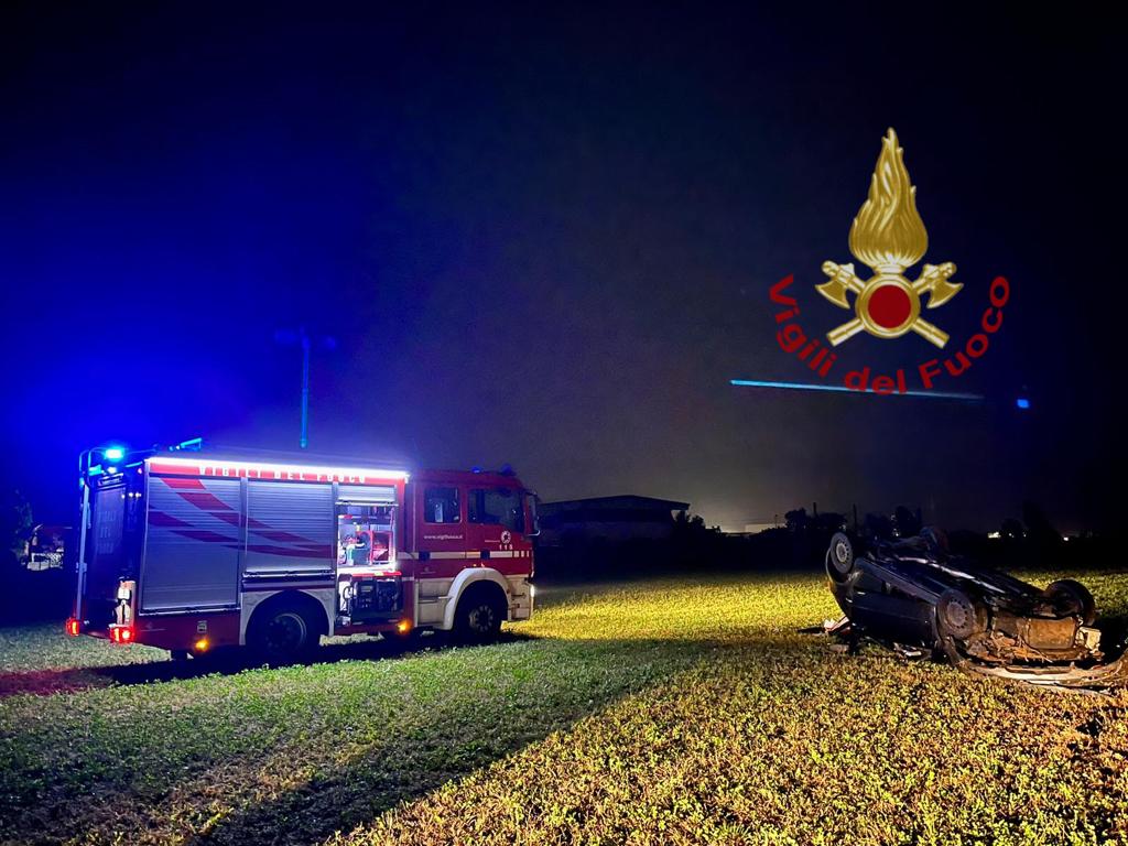 Auto fuori strada nella notte a Magliano Alpi, una persona ferita