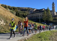 La Guida - Trecento corridori alla corsa goliardica con una forma di castelmagno (video e foto)