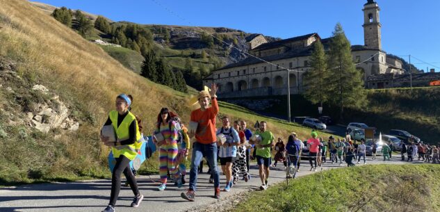 La Guida - Trecento corridori alla corsa goliardica con una forma di castelmagno (video e foto)