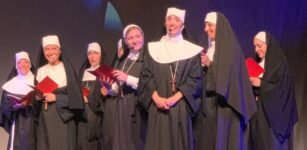 “Una suora in tacchi a spillo” sul palco del Toselli La Guida - “Una suora in tacchi a spillo” sul palco del Toselli