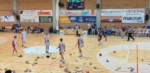 Peluche in campo per il reparto di Pediatria nella partita della Granda College La Guida - Peluche in campo per il reparto di Pediatria nella partita della Granda College