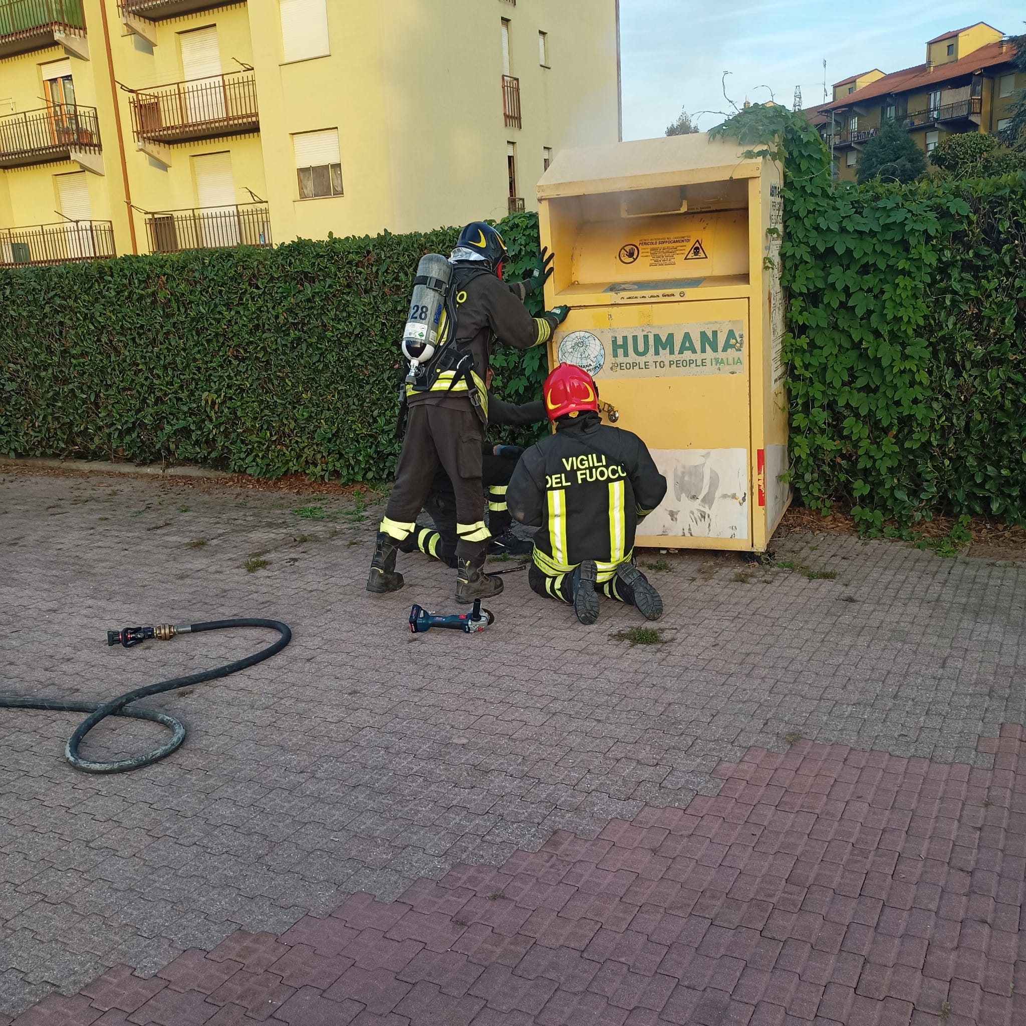 Contenitore abiti usati a fuoco a Cerialdo