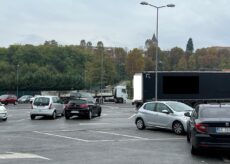 La Guida - Camion tolgono parcheggi nel piazzale del cimitero di Cuneo