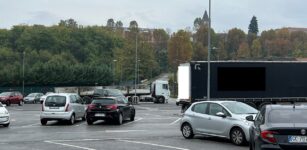 La Guida - Camion tolgono parcheggi nel piazzale del cimitero di Cuneo