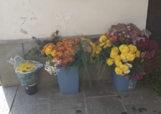 La Guida - Ogni tomba con un fiore a Monterosso Grana