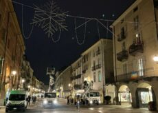 La Guida - Luci di Natale, al lavoro per i montaggi in via Roma